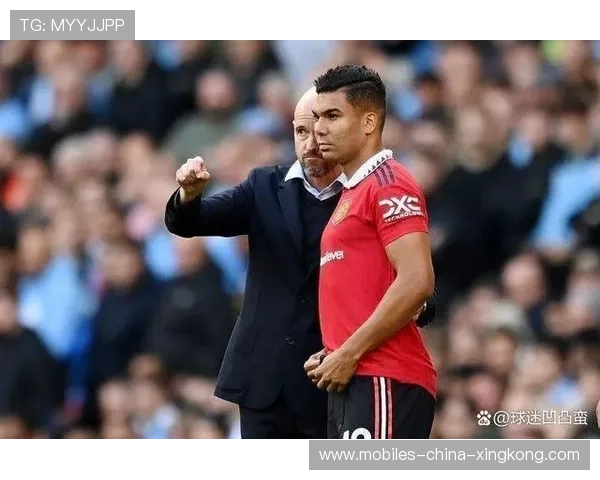 曼联边线被充分利用,卡塞米罗分球到位