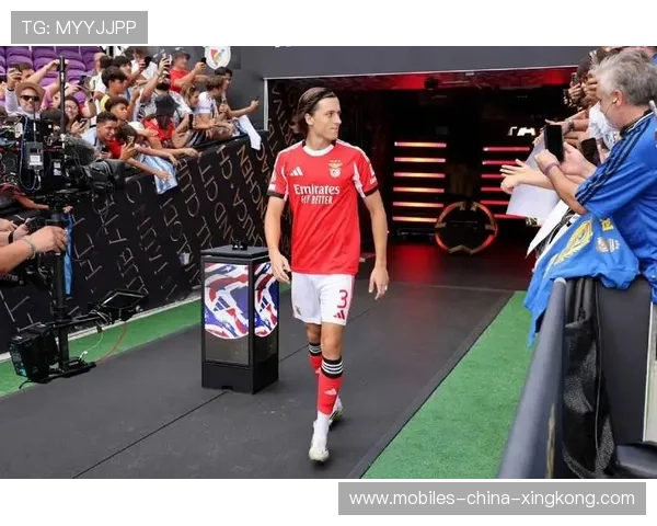 曼联边路突破助攻多次打穿对手防线：打造无懈可击的进攻风格